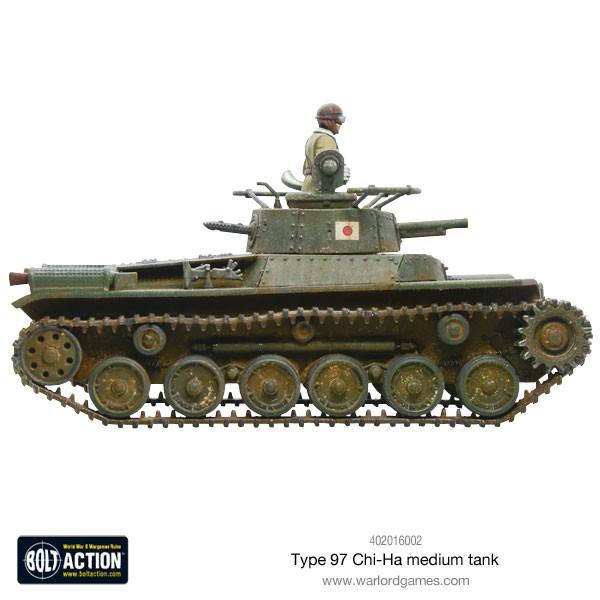 Type 97 Chi-Ha Medium Tank - Bolt Action 28mm - pomalowany model widok z boku: czołg średni w zielonym kamuflażu z dowódcą w wieży, flaga japońska, gąsienice i działo 57mm - skala 1/56 - Warlord Games