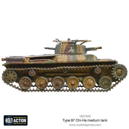 Type 97 Chi-Ha Medium Tank - Bolt Action 28mm - widok z lewej strony: czołg w kamuflaż trójkolorowy z japońskimi znakami na wieży, gąsienice, koła jezdne i działo 57mm - detale pancerza i wyposażenia - skala 1/56 - Warlord Games