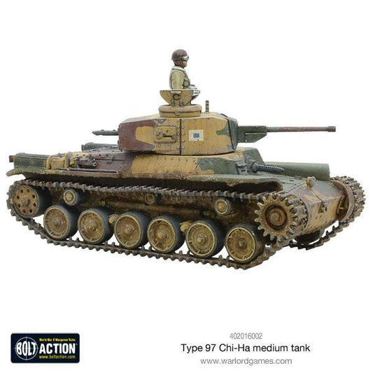 Type 97 Chi-Ha Medium Tank - Bolt Action 28mm - widok z prawej strony: dowódca w wieży, działo 47mm Shinhoto, kamuflaż trójkolorowy z japońskimi znakami, gąsienice i koła jezdne - skala 1/56 - Warlord Games