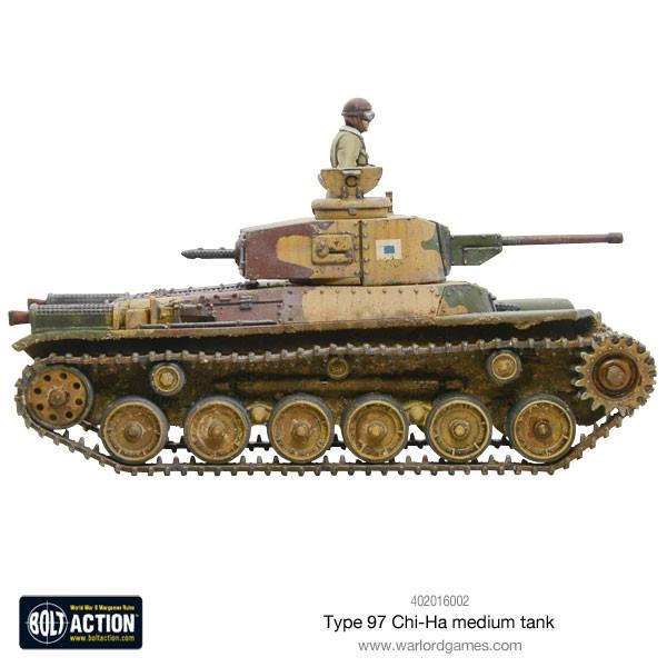 Type 97 Chi-Ha Medium Tank - Bolt Action 28mm - widok z prawej strony: dowódca w wieży z lornetką, działo 47mm, kamuflaż khaki-zielony z japońskimi znakami, detale gąsienic i pancerza - skala 1/56 - Warlord Games