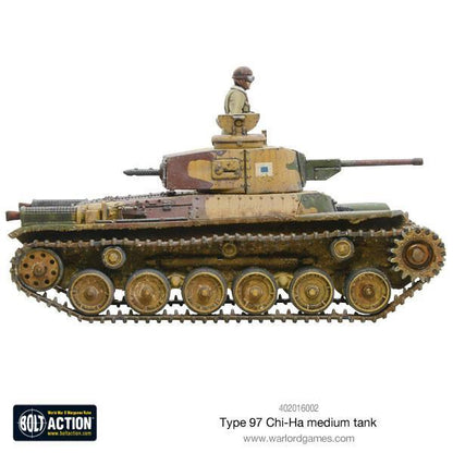 Type 97 Chi-Ha Medium Tank - Bolt Action 28mm - widok z prawej strony: dowódca w wieży z lornetką, działo 47mm, kamuflaż khaki-zielony z japońskimi znakami, detale gąsienic i pancerza - skala 1/56 - Warlord Games