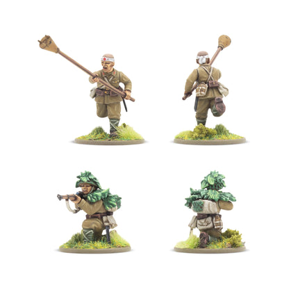 Japanese Army Infantry Platoon – żołnierz samobójczy z lunge mine (przód i tył): opaska hachimaki, mundur khaki, skala 1/56 28mm; snajper Jungle Fighter z kamuflażem liściastym (przód i tył)
