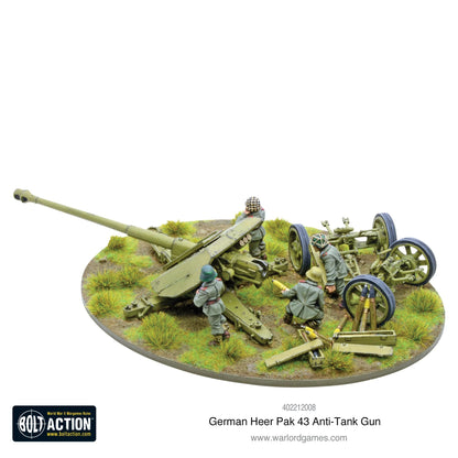German Heer Pak 43 Anti-Tank Gun – pomalowany model metalowy 28mm, widok z boku lewego, czterech żołnierzy Heer przy działku
