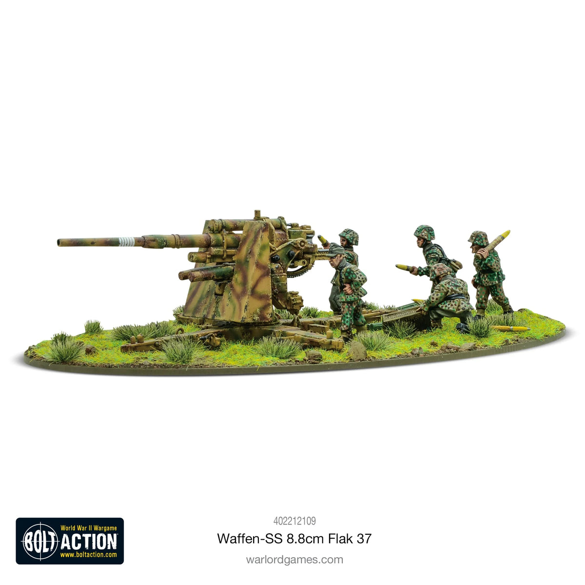 Waffen-SS 8.8cm Flak 37 Warlord Games 402212109 – pomalowany model działa 88mm z obsługą Waffen-SS 28mm Bolt Action, widok z prawej strony, figurki w kamuflażu grochowym przy działa, podstawka owalna z trawą, logo Bolt Action i Warlord Games
