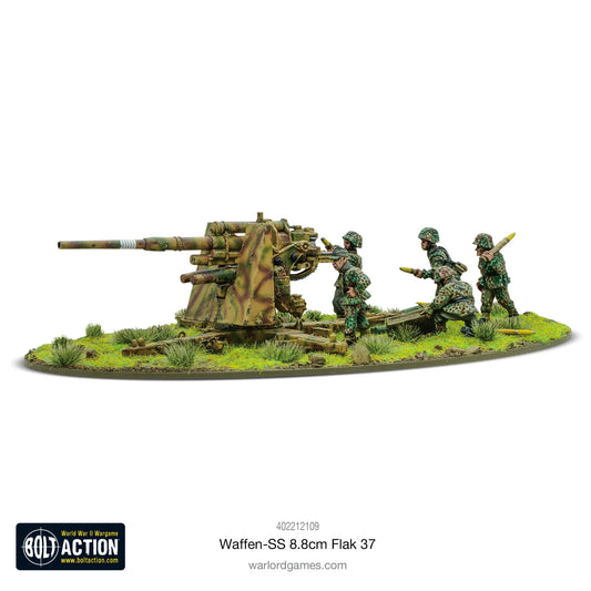 Waffen-SS 8.8cm Flak 37 Warlord Games 402212109 – pomalowany model działa 88mm z obsługą Waffen-SS 28mm Bolt Action, widok z prawej strony, figurki w kamuflażu grochowym przy działa, podstawka owalna z trawą, logo Bolt Action i Warlord Games
