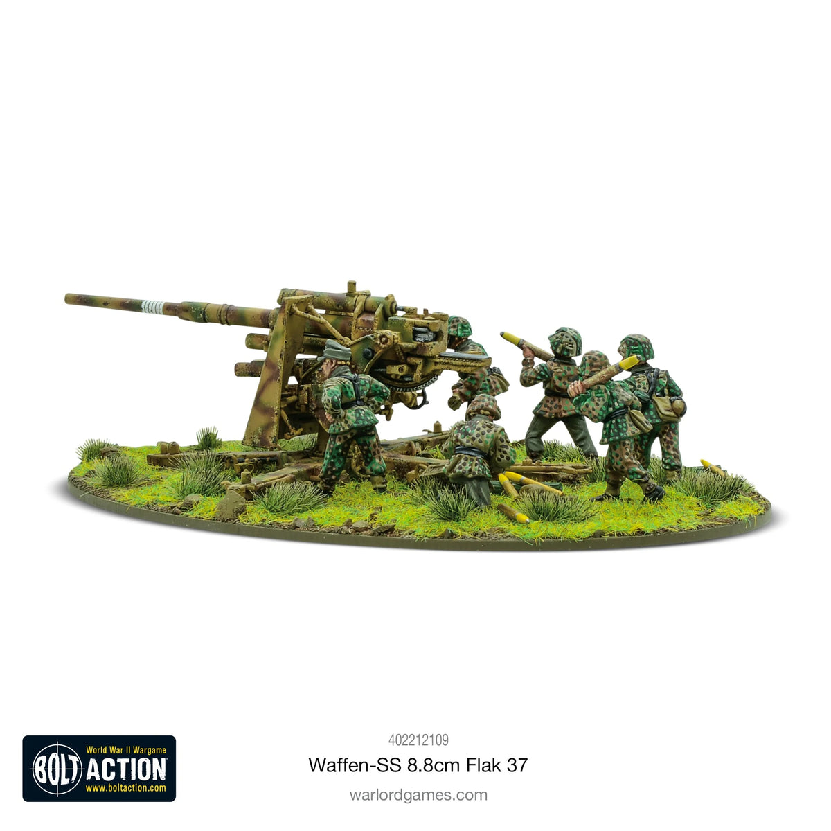 Waffen-SS 8.8cm Flak 37 Warlord Games – pomalowany plastikowy model działa przeciwlotniczego 88mm z 7 metalowymi figurkami obsługi SS 28mm Bolt Action, kamuflaż grochowy, widok z przodu pod skosem, podstawka owalna z trawą
