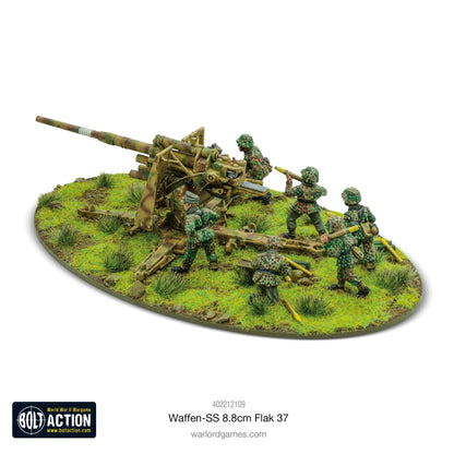 Waffen-SS 8.8cm Flak 37 Warlord Games – pomalowany model działa 88mm z obsługą SS 28mm Bolt Action, widok z tyłu pod skosem, figurki w kamuflażu grochowym niosące amunicję, podstawka owalna z trawą
