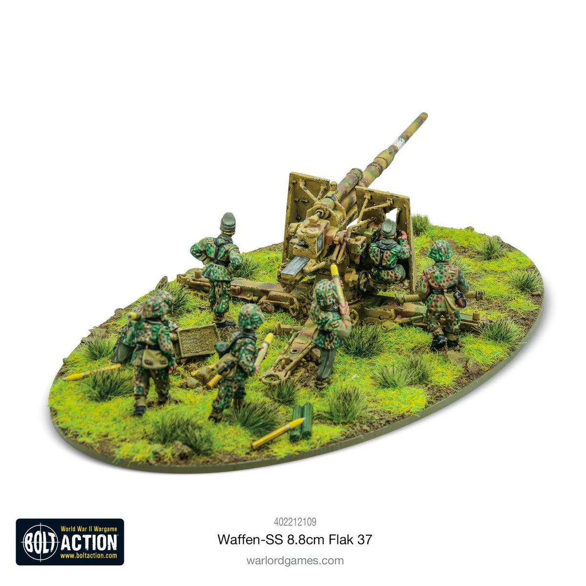Waffen-SS 8.8cm Flak 37 Warlord Games 402212109 – dwa ujęcia detali: obserwator przy celowniku działa 88mm i obsługa SS przenosząca skrzynkę amunicji, kamuflaż grochowy Waffen-SS, skala 28mm Bolt Action
