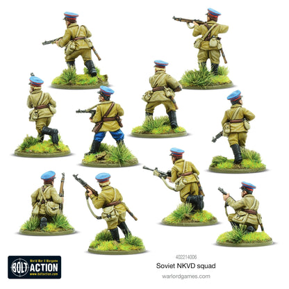 Soviet NKVD Squad Bolt Action - 10 pomalowanych metalowych figurek 28mm widok z tyłu z logo Bolt Action i kodem 402214006: żołnierze NKWD w khaki mundurach z niebiesko-czerwonymi czapkami widok z tyłu, plecaki i pasy amunicyjne, czarne buty z cholewami, zielone tufty trawy na owalnych podstawkach, białe tło