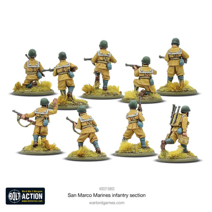 San Marco Marines Infantry Section Warlord Games 402215802 – 9 pomalowanych metalowych figurek włoskiej piechoty morskiej 28mm Bolt Action, widok z tyłu, mundury khaki, charakterystyczny kołnierz marynarki z gwiazdkami, uzbrojenie w karabiny i miotacz ognia, podstawki z trawą, logo Bolt Action, białe tło
