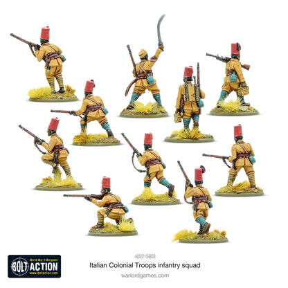 Italian Colonial Troops Infantry Squad Warlord Games 402215803 – 10 pomalowanych metalowych figurek erytrejskich żołnierzy Ascari 28mm Bolt Action, widok z tyłu, mundury khaki z niebiesko-zielonymi onucami, czerwone fezy, pasy amunicyjne, oficer z szablą uniesioną do szarży, logo Bolt Action, białe tło
