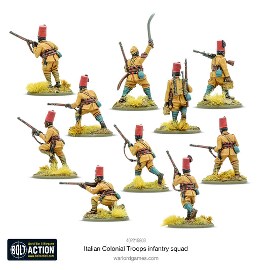 Italian Colonial Troops Infantry Squad Warlord Games 402215803 – 10 pomalowanych metalowych figurek erytrejskich żołnierzy Ascari 28mm Bolt Action, widok z tyłu, mundury khaki z niebiesko-zielonymi onucami, czerwone fezy, pasy amunicyjne, oficer z szablą uniesioną do szarży, logo Bolt Action, białe tło
