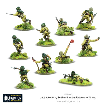 Japanese Teishin Shudan Paratrooper Squad Warlord Games 402216002 – 10 pomalowanych metalowych figurek japońskich spadochroniarzy 28mm Bolt Action, widok z tyłu i z boku, mundury khaki, hełmy z siatką maskującą, różne pozy bojowe: strzelec, sygnalista z flagą, obsługa LKM, logo Bolt Action, białe tło
