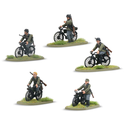 Warlord Games Early War German Infantry on Bicycles – 5 figurek żołnierzy Wehrmachtu na rowerach, widok z boku na białym tle 28mm Bolt Action
