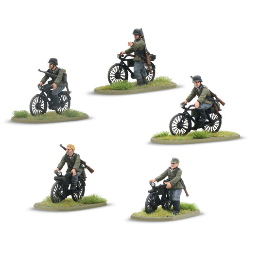 Warlord Games Early War German Infantry on Bicycles – 5 figurek żołnierzy Wehrmachtu na rowerach, widok z boku na białym tle 28mm Bolt Action