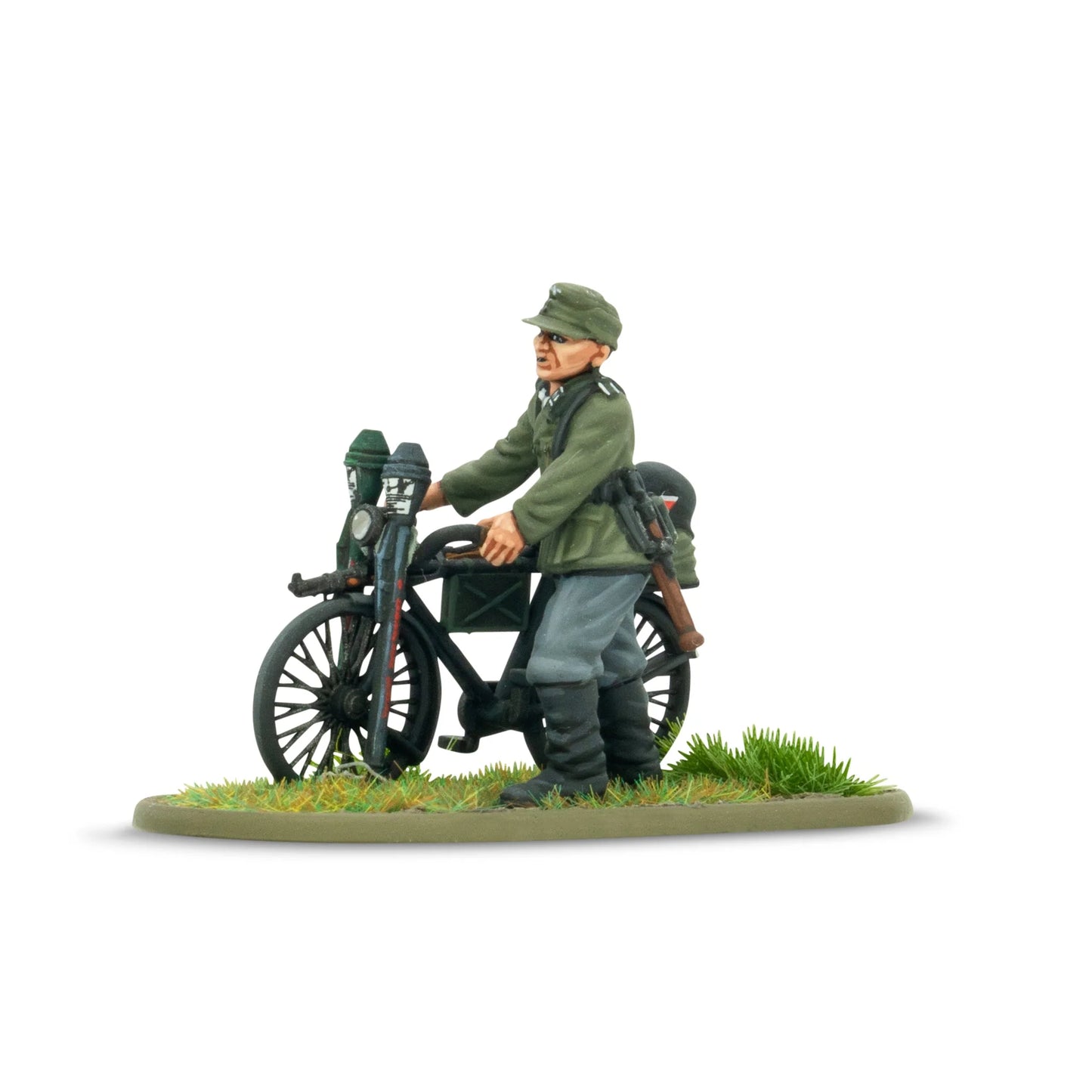 Warlord Games Early War German Infantry on Bicycles – zbliżenie figurki żołnierza Wehrmachtu w czapce polowej prowadzącego rower z wyposażeniem, detale malowania 28mm Bolt Action