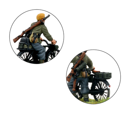 Warlord Games Early War German Infantry on Bicycles – zbliżenie dwóch figurek: tył rowerzysty z karabinem na plecach i sakwami oraz tył piechura prowadzącego rower z ekwipunkiem, detale 28mm Bolt Action