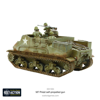 M7 Priest samobieżna haubica - widok z tyłu z załogą przy karabinie .50 cal, otwarta nadbudowa, gwiazda USA, weathering
