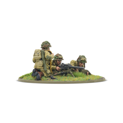 US Airborne (D-Day) – zespół MMG: trzech spadochroniarzy w mundurach M42 obsługujących karabin maszynowy Browning M1919 na trójnogu – zbliżenie, figurki 28mm Bolt Action Warlord Games
