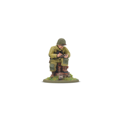 US Airborne (D-Day) – oficer dowódca plutonu w mundurze M42 klęczący na gruzach, czytający mapę – figurka 28mm Bolt Action Warlord Games
