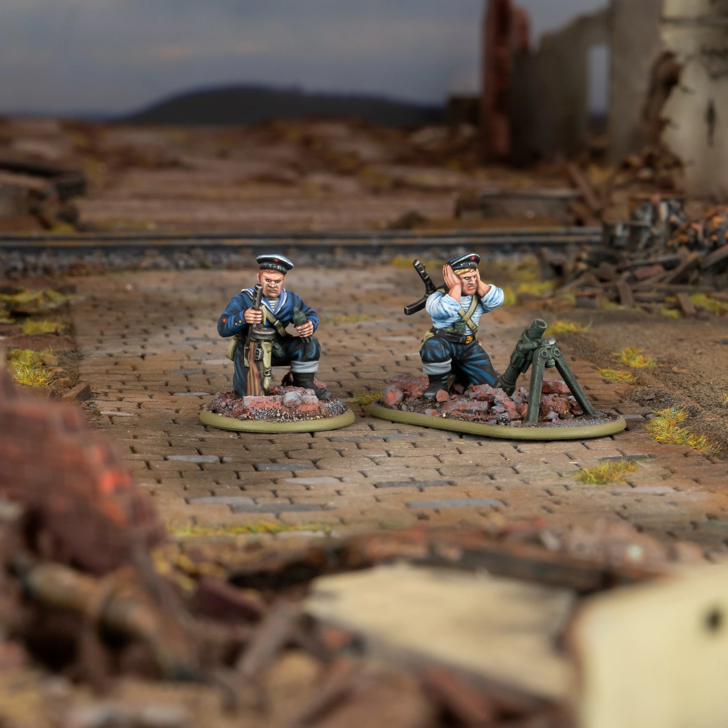 Warlord Games Soviet Naval Brigade – zespół moździerza lekkiego: ładowniczy i obserwator na podstawkach, diorama na bruku 28mm Bolt Action