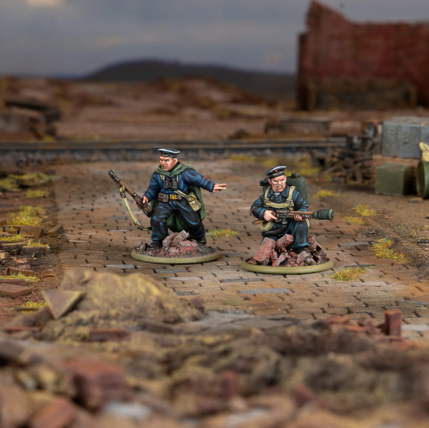 Warlord Games Soviet Naval Brigade – oficer z PPSh i żołnierz z miotaczem ognia na podstawkach, diorama na bruku 28mm Bolt Action