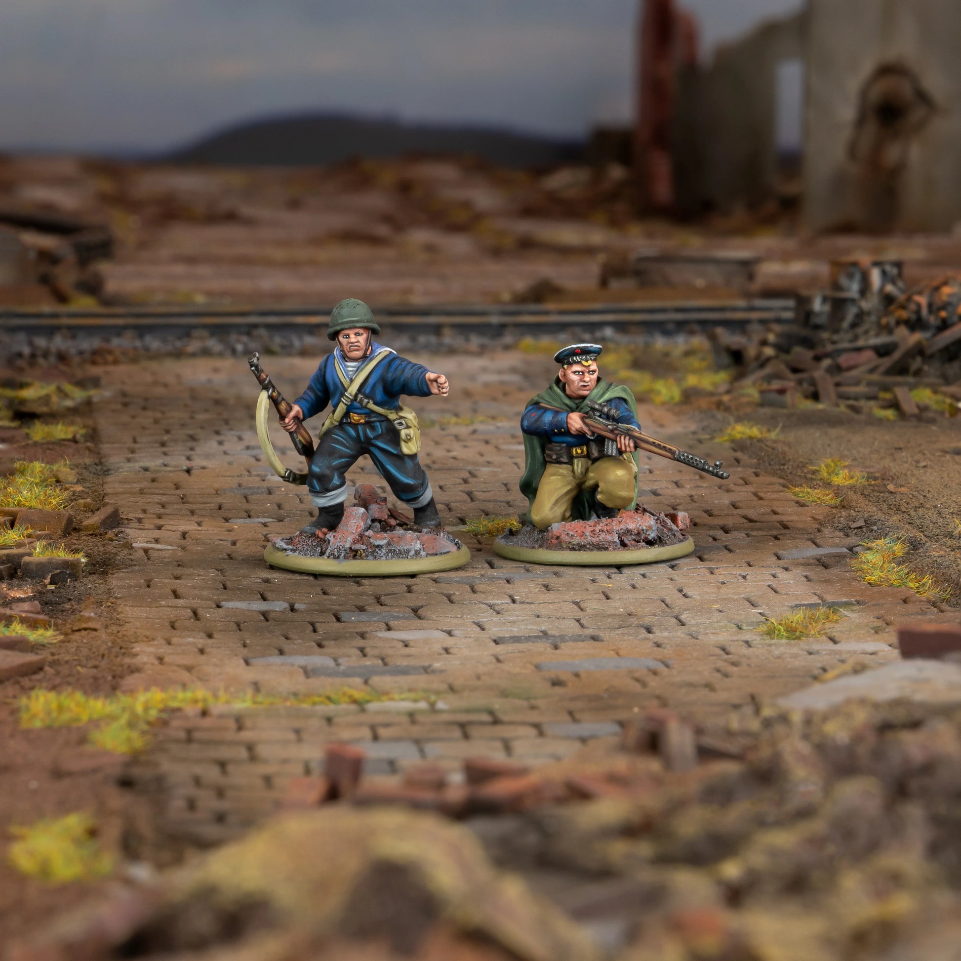Warlord Games Soviet Naval Brigade – żołnierz z PPSh i snajper z karabinem SVT, diorama na bruku 28mm Bolt Action