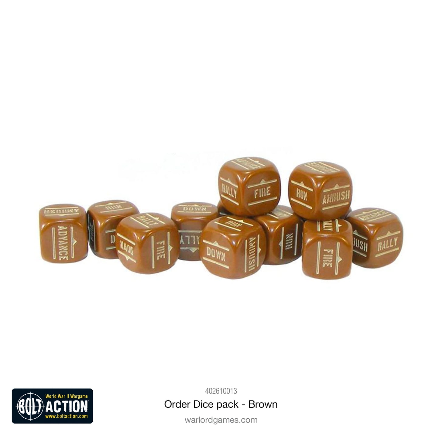 Bolt Action Orders Dice Pack - Brown - zbliżenie 12 brązowych kostek rozkazów Order Dice ułożonych w rzędzie: widoczne symbole RALLY, FIRE, ADVANCE, RUN, DOWN, AMBUSH na 6 ściankach - brązowy kolor idealny dla armii Osi i pustynnych - akcesoria Bolt Action - Warlord Games