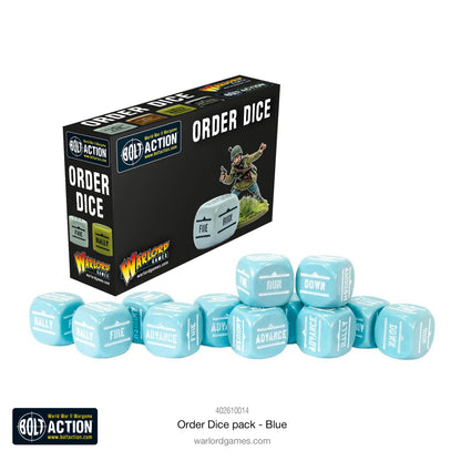 Bolt Action Orders Dice Pack - Blue - opakowanie produktu z czarnym tłem: żołnierz US Army z hełmem i karabinem na podstawce z trawą, logo Bolt Action, przykładowe kostki z symbolami FIRE i RALLY - 12 niebieskich kostek rozkazów - World War II Wargames - Warlord Games