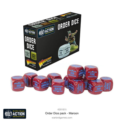 Bolt Action Orders Dice Pack - Maroon - opakowanie produktu z czarnym tłem: żołnierz z hełmem i karabinem na podstawce z trawą, logo Bolt Action, przykładowe kostki z symbolami FIRE i RALLY - 12 bordowych kostek rozkazów maroon - World War II Wargames - Warlord Games