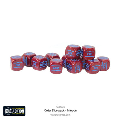 Bolt Action Orders Dice Pack - Maroon - zbliżenie 12 bordowych kostek rozkazów Order Dice ułożonych w rzędzie: widoczne niebieskie symbole RALLY, FIRE, ADVANCE, RUN, DOWN, AMBUSH na 6 ściankach - elegancki bordowy kolor maroon idealny dla British Airborne - akcesoria Bolt Action - Warlord Games