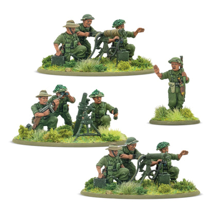 Warlord Games Ayo Gorkhali! Gurkha Starter Army – armata 6-funtowa z celowniczym Gurką klęczącym przy lufie oraz 3 figurki obsługi: oficer z szablą, ładowniczy z łuskią i obserwator zasłaniający uszy, widok z przodu 28mm Bolt Action