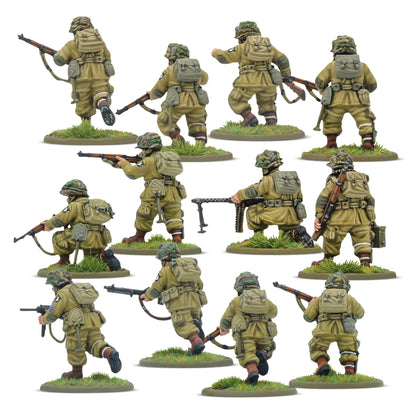 12 spadochroniarzy - widok z tyłu z plecakami Griswold