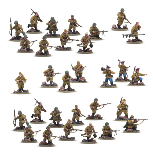 Bolt Action Forward to Berlin! 402614005 – pomalowane plastikowe figurki sowieckiej piechoty 28mm w mundurach khaki: trzy sekcje strzelców z karabinami, PPSh i LMG, oficer w niebieskich spodniach wskazujący kierunek ataku, komisarz z granatem, białe tło, Warlord Games

