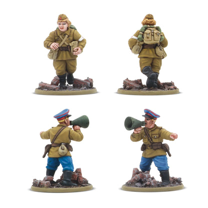 Bolt Action Forward to Berlin! Soviet Army 1943-45 402614005 – 4 pomalowane plastikowe figurki 28mm: medyk sowiecki w mundurze khaki z opaską Czerwonego Krzyża i plecakiem medycznym (widok z przodu i tyłu) oraz dowódca plutonu w niebieskich spodniach i czapce z czerwonym otokiem krzyczący przez megafon (widok z przodu i tyłu), białe tło, Warlord Games
