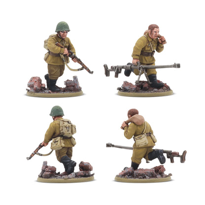Bolt Action Forward to Berlin! Soviet Army 1943-45 402614005 – 4 pomalowane plastikowe figurki sowieckiej piechoty 28mm: żołnierz z PPSh w natarciu i operator lekkiego karabinu maszynowego DP-28 w pozycji klęczącej (widok z przodu i tyłu), mundury khaki, białe tło, Warlord Games
