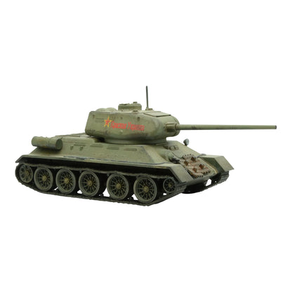 Bolt Action Forward to Berlin! Soviet Army 1943-45 402614005 – pomalowany plastikowy model czołgu średniego T-34/85 28mm (skala 1/56) w kolorze oliwkowym z czerwoną gwiazdą i napisem cyrylicą na wieży, długa armata 85mm, białe tło, Warlord Games
