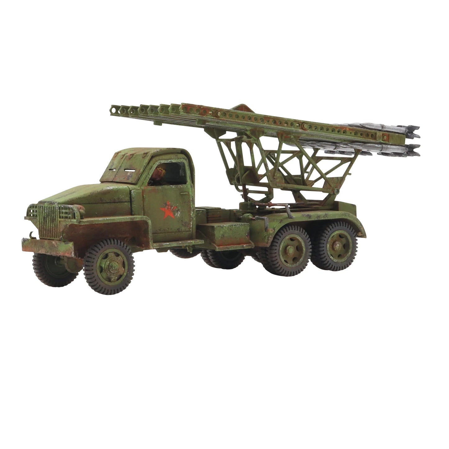 Bolt Action Forward to Berlin! Soviet Army 1943-45 402614005 – pomalowany plastikowy model wyrzutni rakiet Katyusha BM-13 28mm (skala 1/56) na ciężarówce Studebaker w kolorze oliwkowym z czerwoną gwiazdą na drzwiach, wyrzutnia z rakietami uniesiona pod kątem, białe tło, Warlord Games

