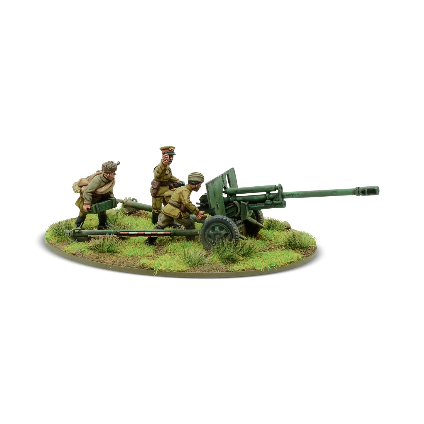 Bolt Action Forward to Berlin! Soviet Army 1943-45 402614005 – pomalowany metalowy model armaty dywizjonowej ZiS-3 76mm 28mm z 3-osobową obsługą w mundurach khaki: żołnierz pchający działo, oficer w czapce z lornetką i kanonier przy zamku, podstawka z trawą, białe tło, Warlord Games
