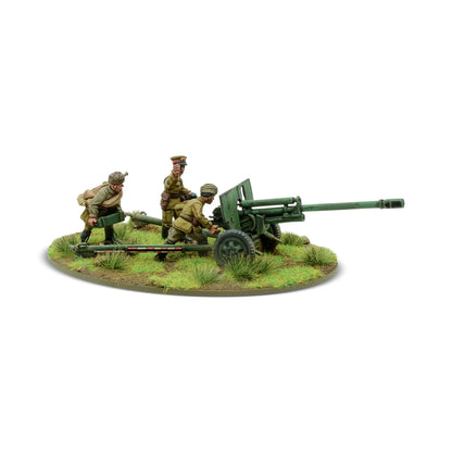 Bolt Action Forward to Berlin! Soviet Army 1943-45 402614005 – pomalowany metalowy model armaty dywizjonowej ZiS-3 76mm 28mm z 3-osobową obsługą w mundurach khaki: żołnierz pchający działo, oficer w czapce z lornetką i kanonier przy zamku, podstawka z trawą, białe tło, Warlord Games
