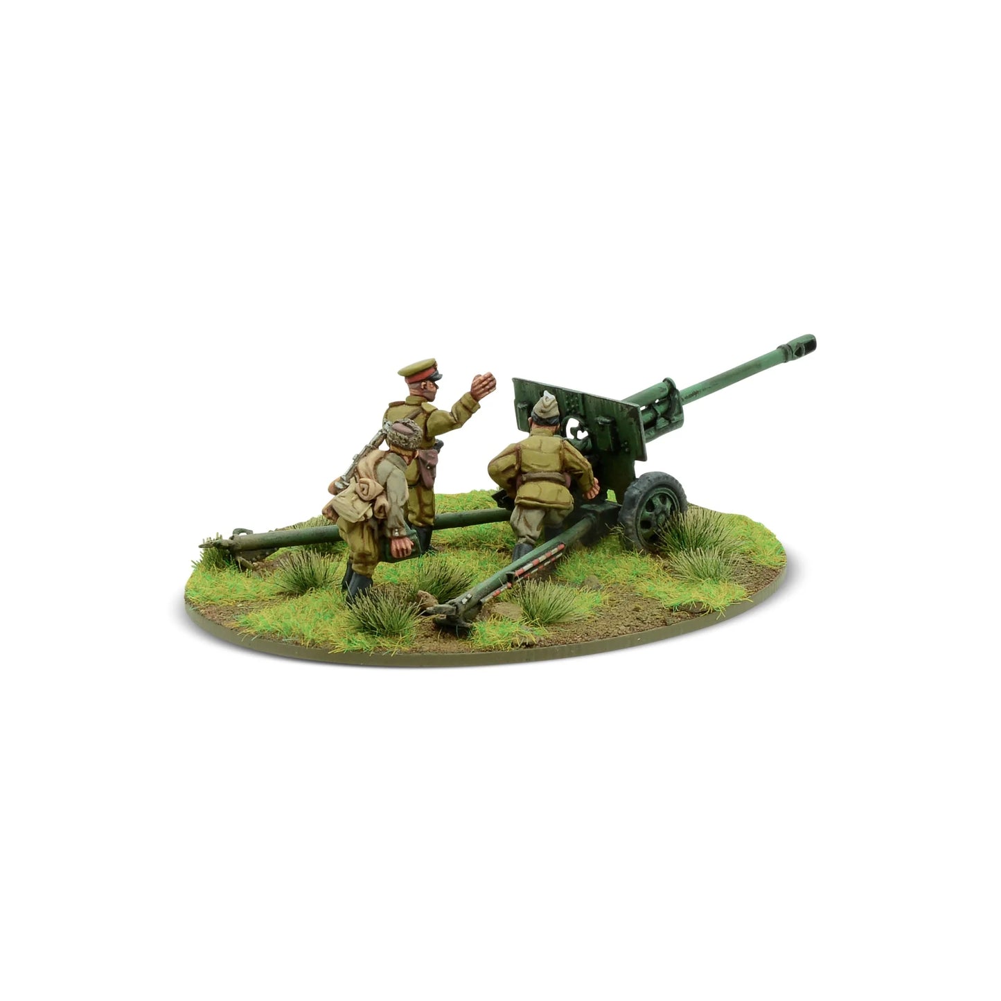 Bolt Action Forward to Berlin! Soviet Army 1943-45 402614005 – pomalowany metalowy model armaty dywizjonowej ZiS-3 76mm 28mm, widok z tyłu: 2 żołnierze w mundurach khaki przy obsłudze działa, oficer wskazujący cel, podstawka z trawą, białe tło, Warlord Games
