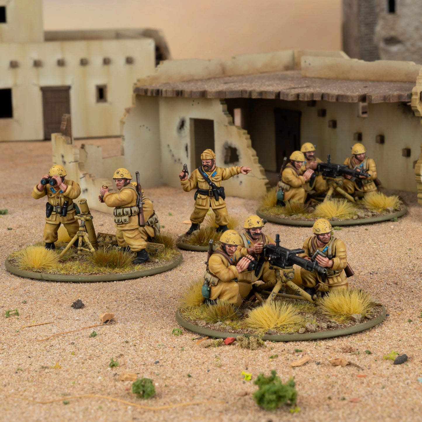 Italian Paracadutisti Heavy Weapons Platoon – sceneria pustynna: dowódca, 2x MMG Breda M37 i moździerz średni na tle arabskich ruin, skala 28mm Bolt Action
