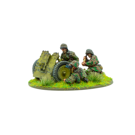 Waffen-SS LeIG 18 7.5cm Bolt Action 28mm - widok z przodu lewego, działo 75mm, 3 figurki w kamuflażu SS, tufty trawy, kod 403012101