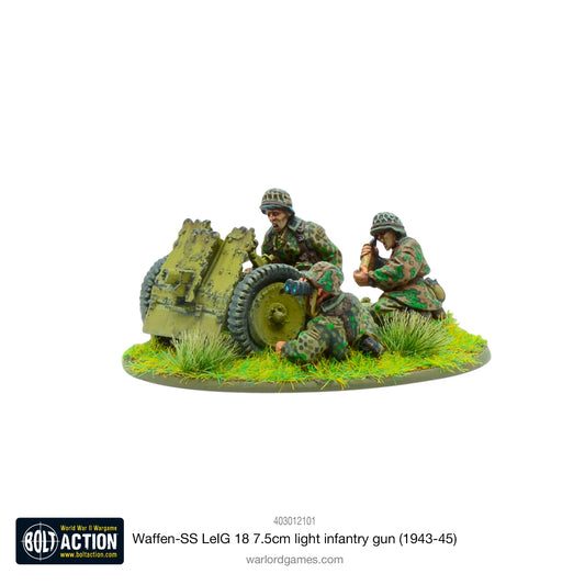 Waffen-SS LeIG 18 7.5cm Bolt Action - widok z przodu lewego z logo Bolt Action, działo 75mm, 3 figurki w kamuflażu SS, tufty trawy, kod 403012101