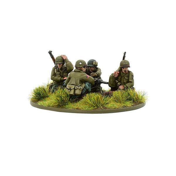 US Airborne HMG Team Bolt Action 28mm - widok z przodu lewego, Browning M2HB .50cal na trójnogu, 4 figurki w mundurach Airborne, hełmy M1 i siatka, tufty trawy, kod 403013103