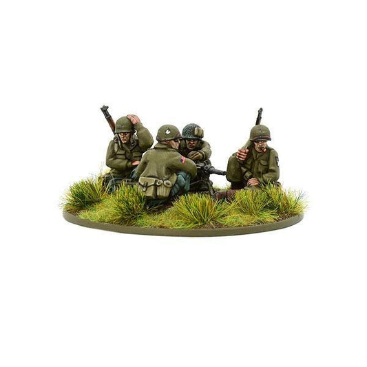 US Airborne HMG Team Bolt Action 28mm - widok z przodu lewego, Browning M2HB .50cal na trójnogu, 4 figurki w mundurach Airborne, hełmy M1 i siatka, tufty trawy, kod 403013103