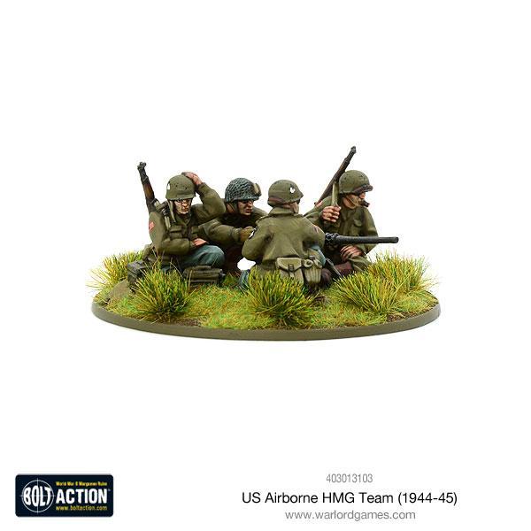 US Airborne HMG Team Bolt Action - widok z tyłu lewego z logo Bolt Action, Browning M2HB .50cal, 4 figurki w mundurach Airborne, hełmy M1 i siatka, tufty trawy, kod 403013103