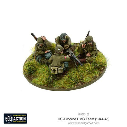  US Airborne HMG Team Bolt Action - widok z przodu prawego, Browning M2HB .50cal, 4 figurki w mundurach Airborne, hełmy M1 i siatka, tufty trawy, kod 403013103