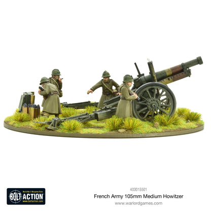 French Army 105mm Medium Howitzer – pomalowany model metalowy 28mm, czterech żołnierzy przy haubicy z amunicją 105mm, widok z przodu
