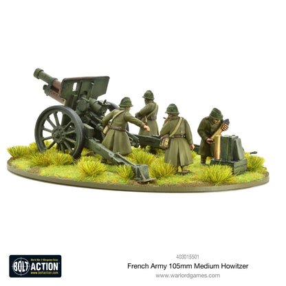 French Army 105mm Medium Howitzer – pomalowany model metalowy 28mm, widok z boku prawego, czterech żołnierzy obsługujących haubicę na podstawce MDF
